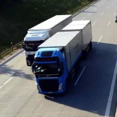 Czy ciężarówki mogą wyprzedzać na autostradzie? Zasady i wyjątki