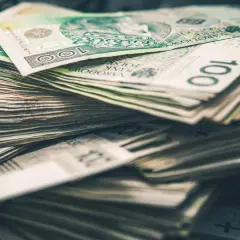 Stos polskich banknotów 100 zł.