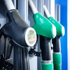 Czy można tankować auto na zapalonym silniku? Sprawdź ryzyko i bezpieczeństwo