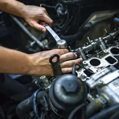 Jak działa silnik spalinowy? Odkryj tajniki jego działania i mechaniki