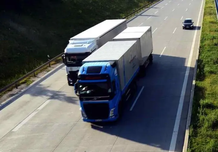 Czy ciężarówki mogą wyprzedzać na autostradzie? Zasady i wyjątki