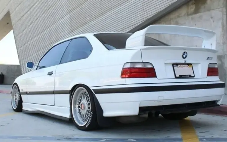 Spoiler do BMW E36 Clubsport - jak poprawia wygląd i osiągi