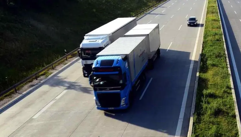 Czy ciężarówki mogą wyprzedzać na autostradzie? Zasady i wyjątki