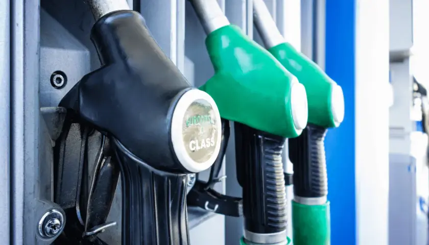 Czy można tankować auto na zapalonym silniku? Sprawdź ryzyko i bezpieczeństwo