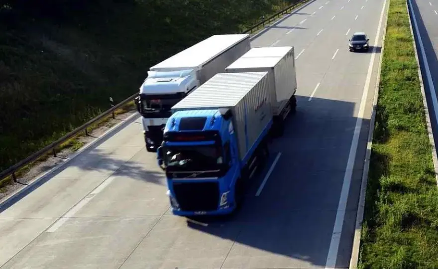 Czy ciężarówki mogą wyprzedzać na autostradzie? Zasady i wyjątki