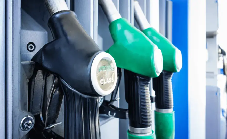 Czy można tankować auto na zapalonym silniku? Sprawdź ryzyko i bezpieczeństwo